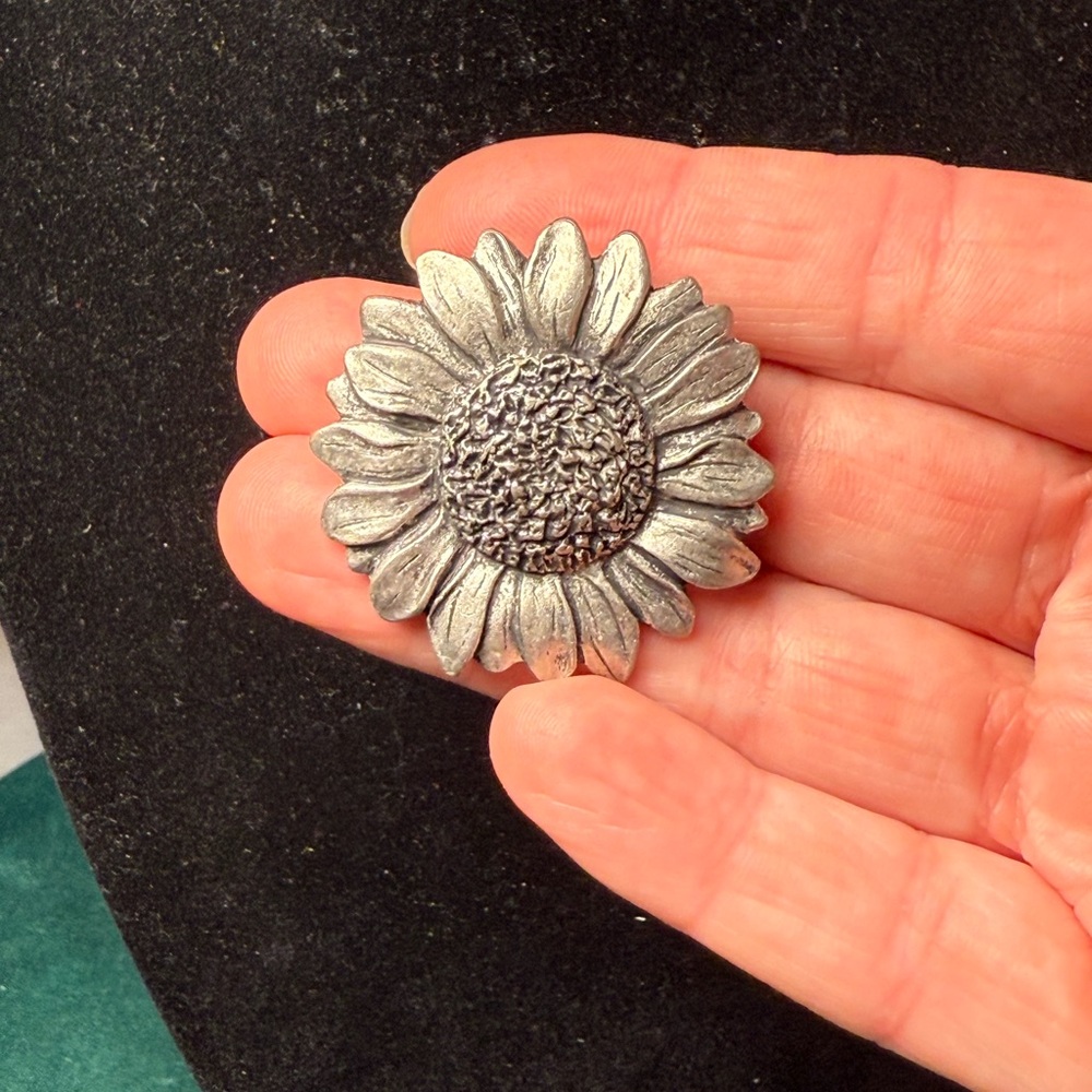 Source Unknown‎ Silver Sunflower Brooch